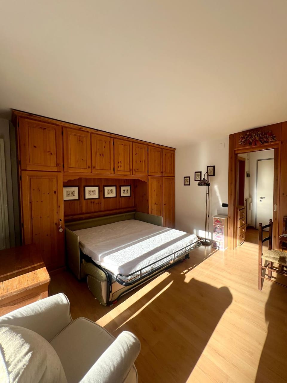 Bed, Living room, Photo of the whole room, Seating area, Bedroom, wardrobe