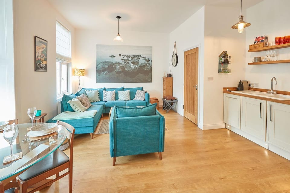 Kitchen or kitchenette, Living room, Seating area, Dining area