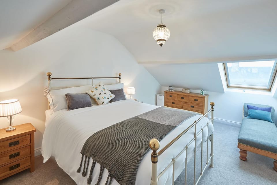 Bed, Photo of the whole room, Seating area, Bedroom