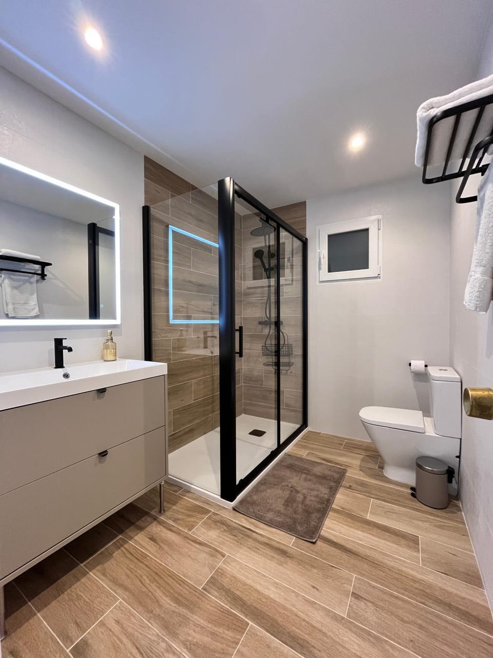 Shower, Toilet, Bathroom, towels