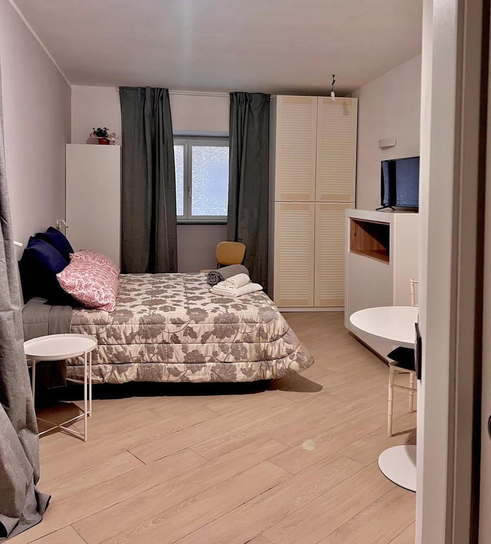 Bed, TV and multimedia, Photo of the whole room, wardrobe