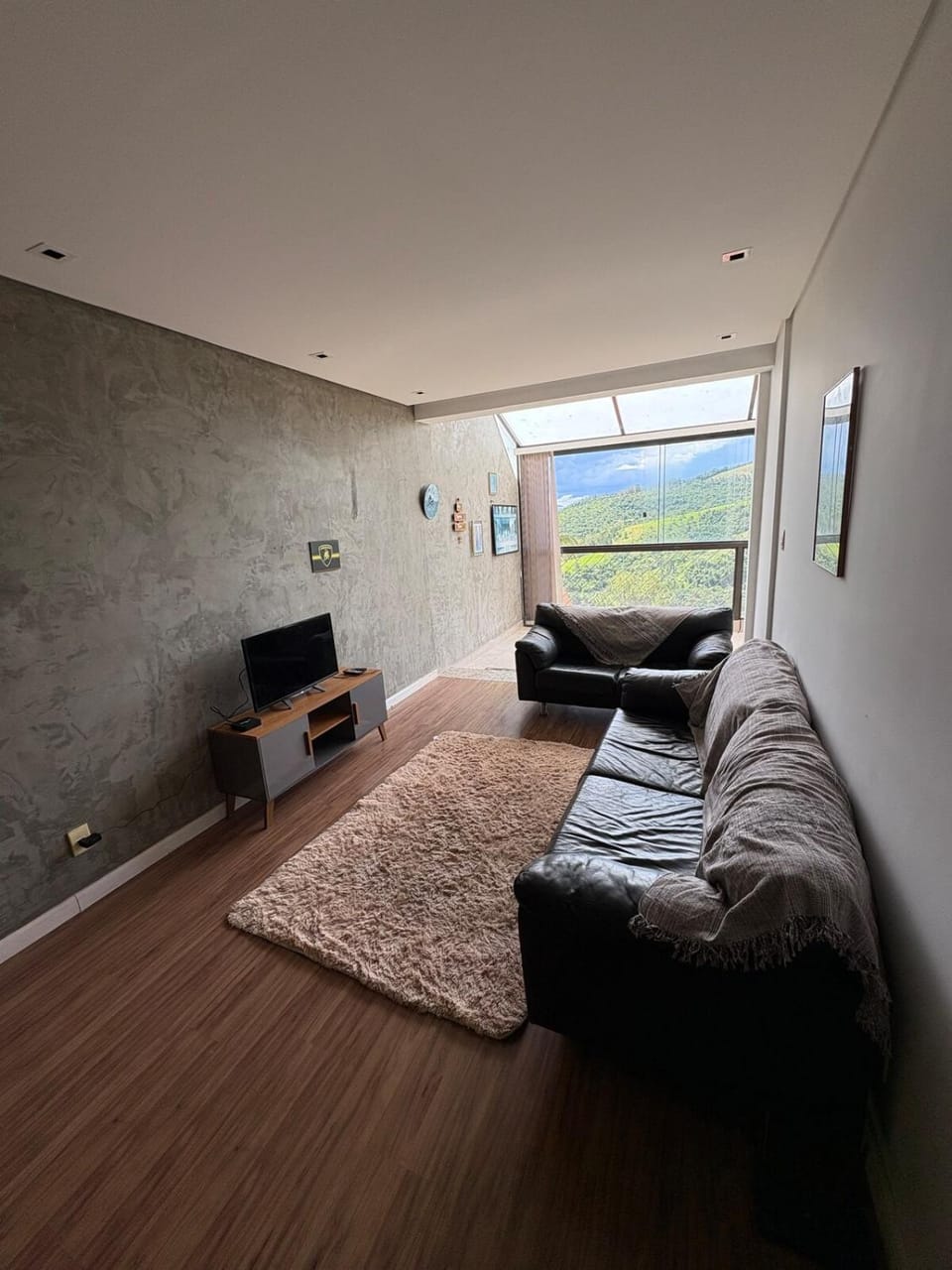 Communal lounge/ TV room, Natural landscape, TV and multimedia, Living room, Seating area, Evening entertainment