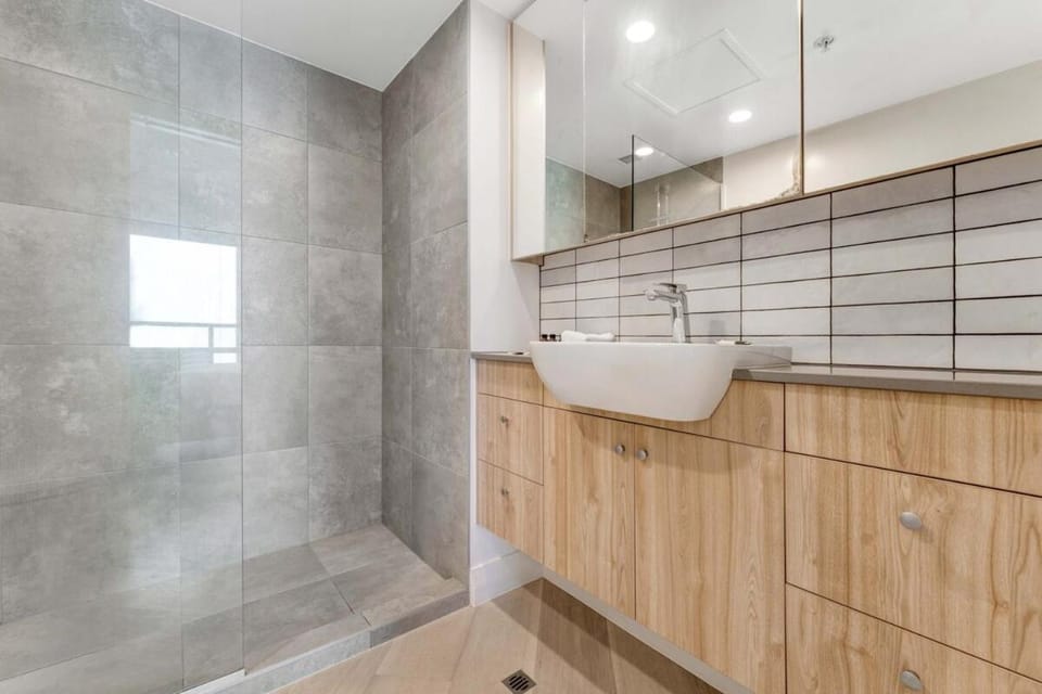 Stunning Style Carpark Tennis 9th Floor Apartment in Auckland