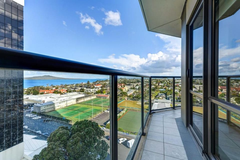 Stunning Style Carpark Tennis 9th Floor Apartment in Auckland