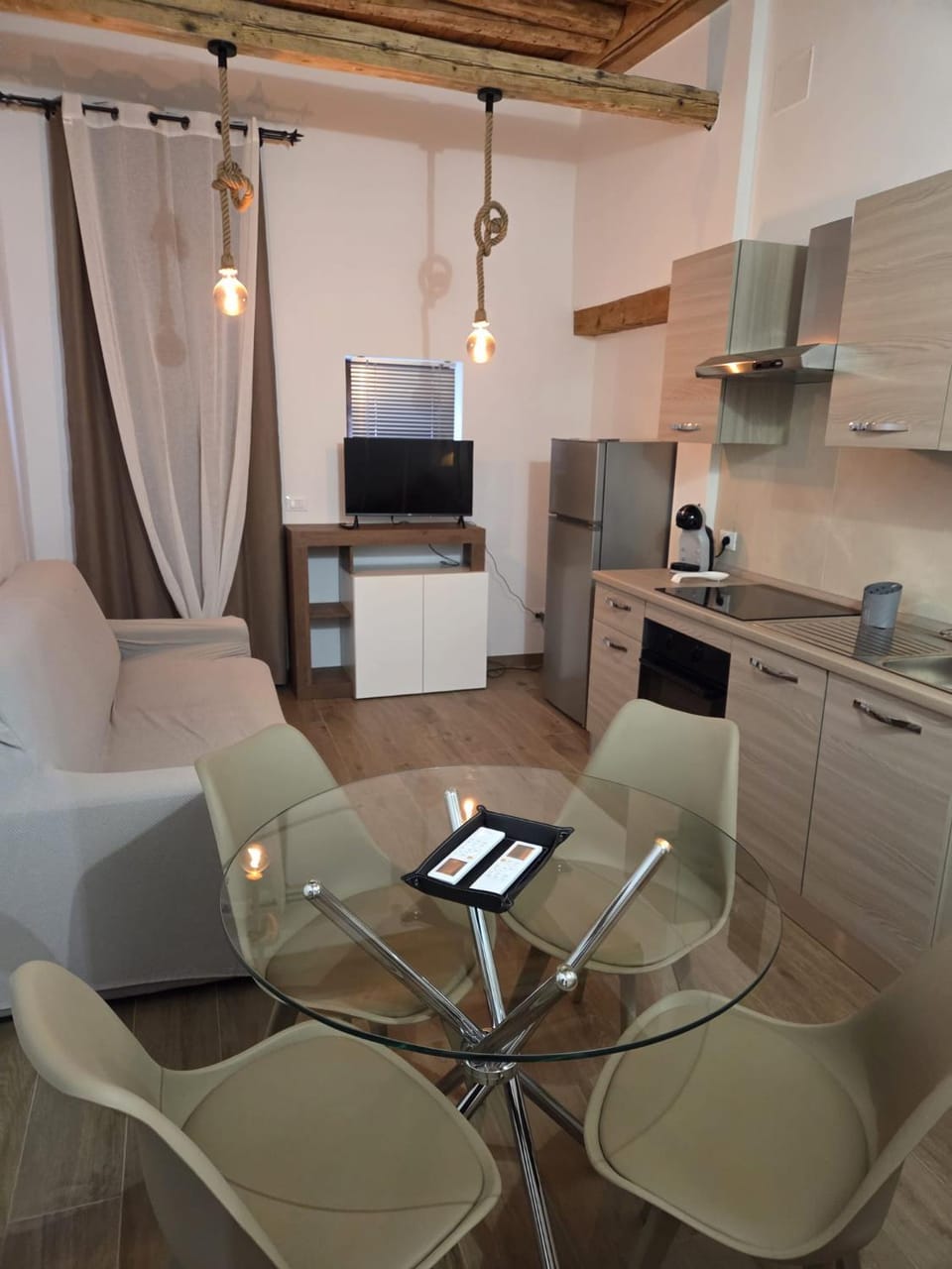 Living room, Dining area, oven, pet friendly, stove