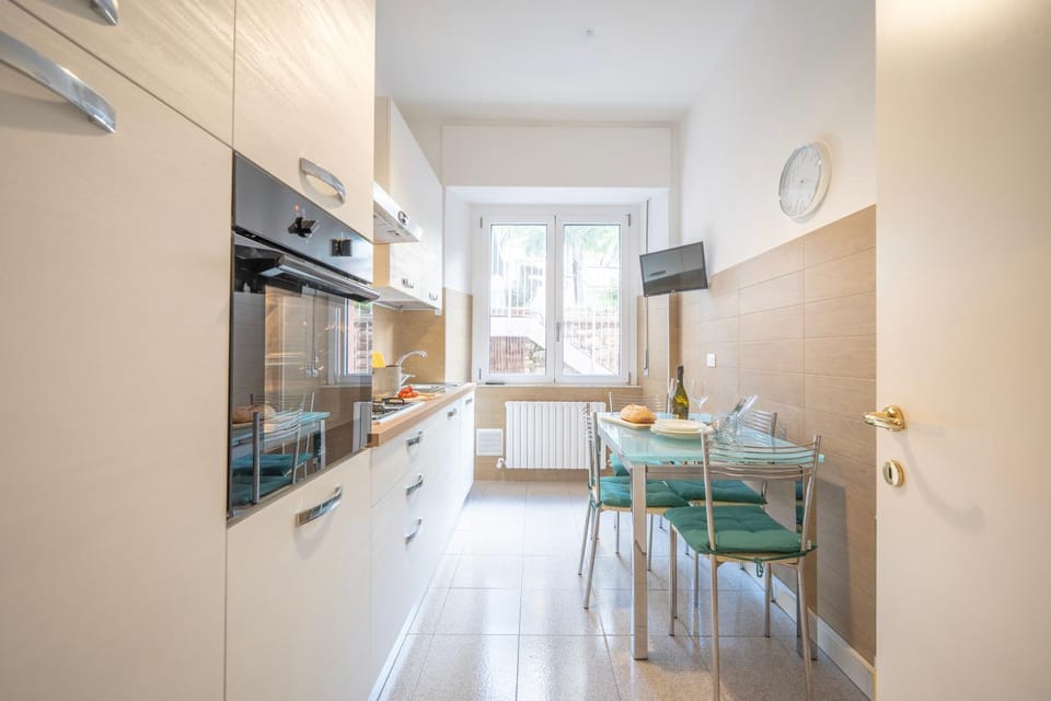 TV and multimedia, Kitchen or kitchenette, Seating area, Dining area, dishwasher, oven, stove