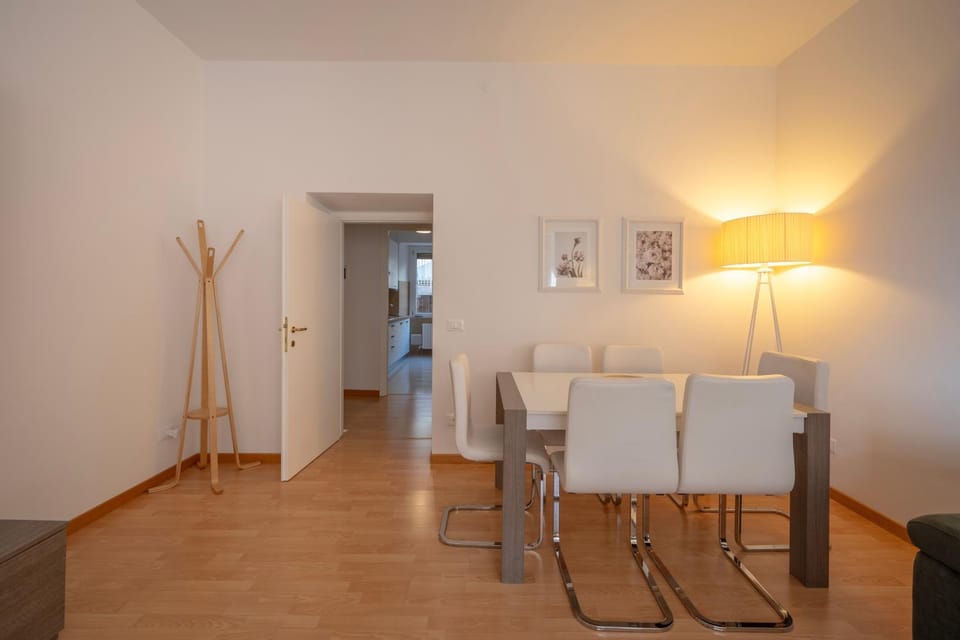 Living room, Seating area, Dining area, Entertainment, internet