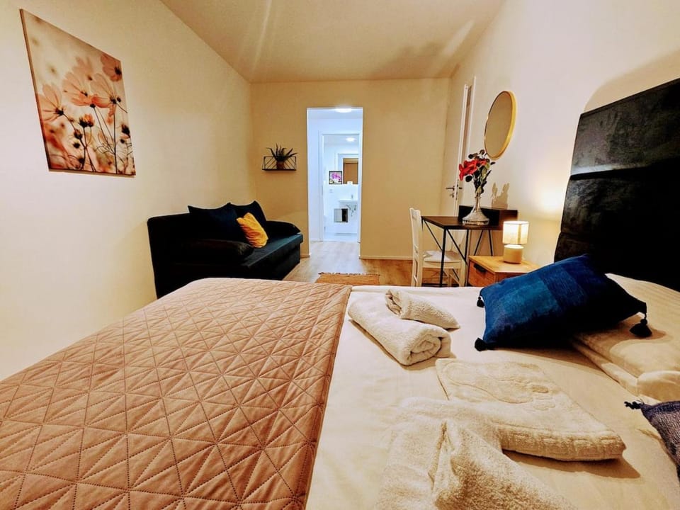 SUPERIOR PRAGUE 2BR APARTMENT for Business & Leisure, Private Garden, Free Parking & Gym, by LIVE-INN 1 Apartment in Prague