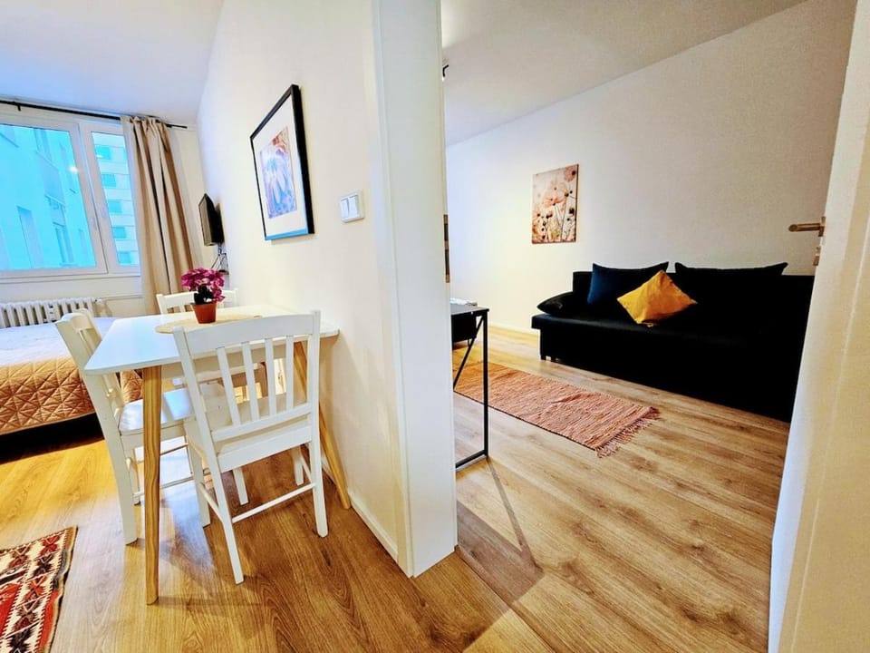 SUPERIOR PRAGUE 2BR APARTMENT for Business & Leisure, Private Garden, Free Parking & Gym, by LIVE-INN 1 Apartment in Prague