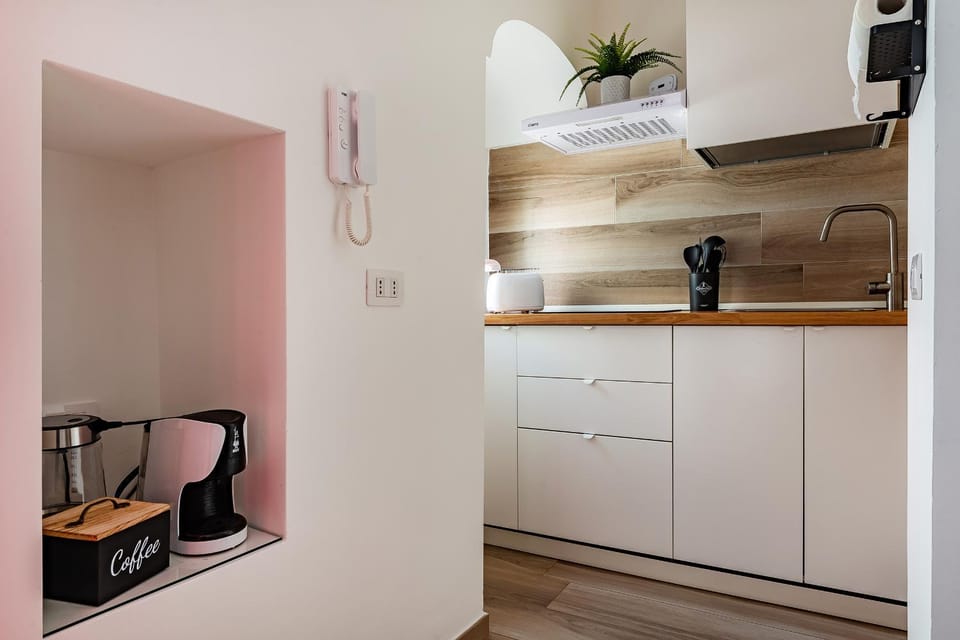 Coffee/tea facilities, Kitchen or kitchenette, stove