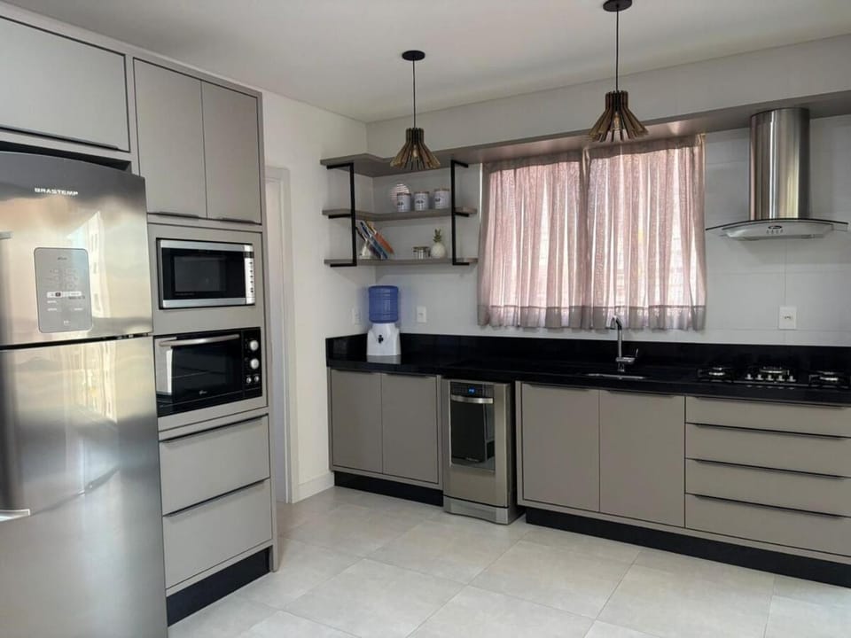 Meia Praia, Itapema SC 3 Suites, 2 vagas de garagem Apartment in Porto Belo