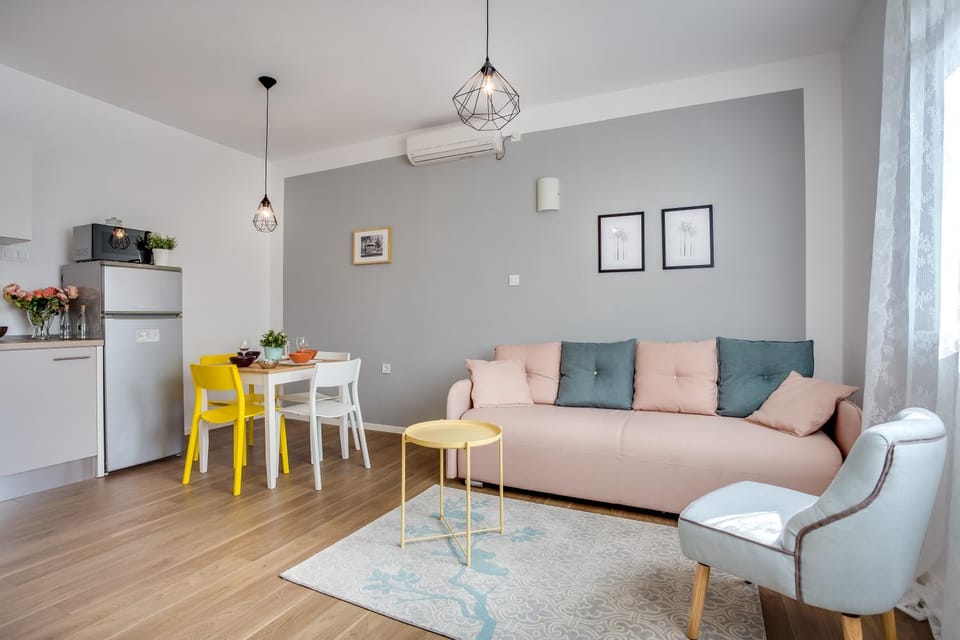 TV and multimedia, Kitchen or kitchenette, Living room, Seating area, Dining area