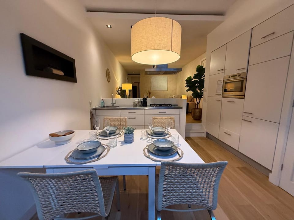 Kitchen or kitchenette, Dining area