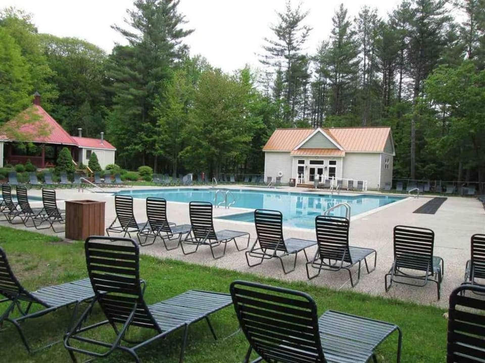 Attitash Studio 5min to Storyland Pools House in Bartlett