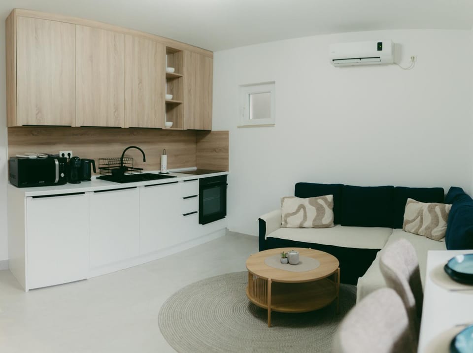 Kitchen or kitchenette, Living room, air conditioner