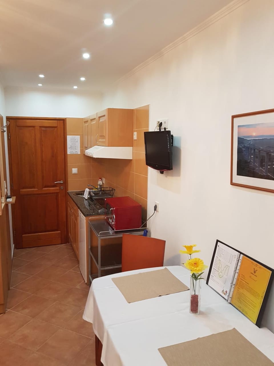 Kitchen or kitchenette, Dining area