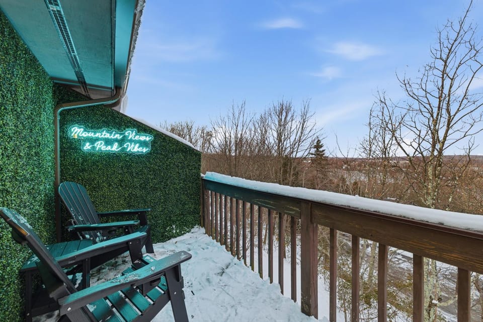 View (from property/room), Balcony/Terrace, Mountain view