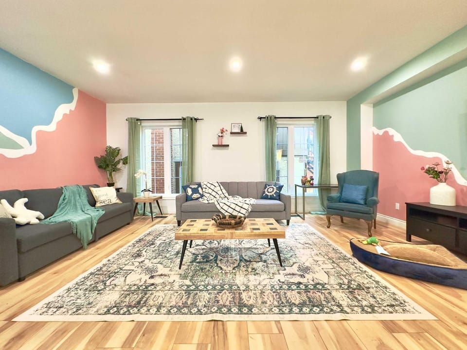 Stunning Family Suite 2 King Beds Piano Sleeps 10 House in Port Colborne