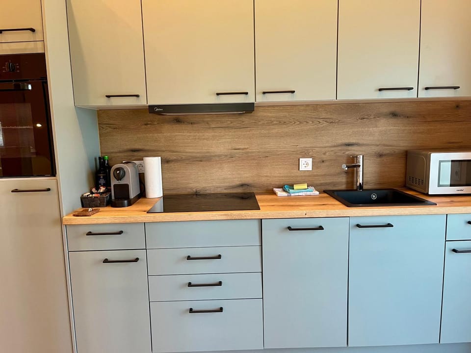 Coffee/tea facilities, Kitchen or kitchenette, stove, toaster