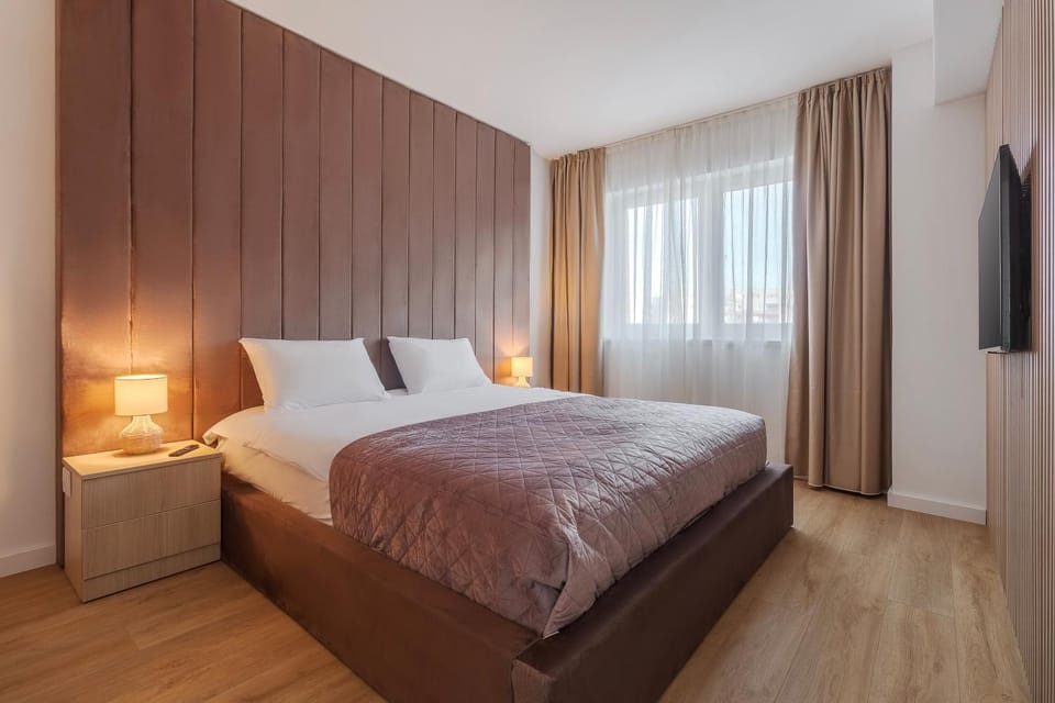 Bed, TV and multimedia, Bedroom
