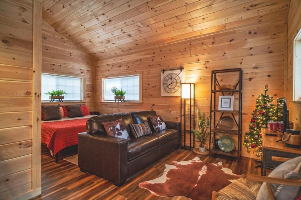 SmokyMoon - Romantic Getaway - Hottub, Firepit, Games Chalet in Pigeon Forge