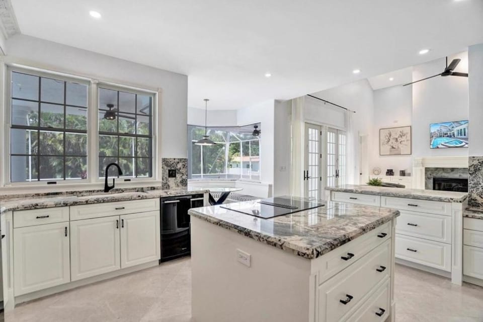 6BR Elegant Hollywood Lakes Mansion with Pool & Spa House in Hollywood