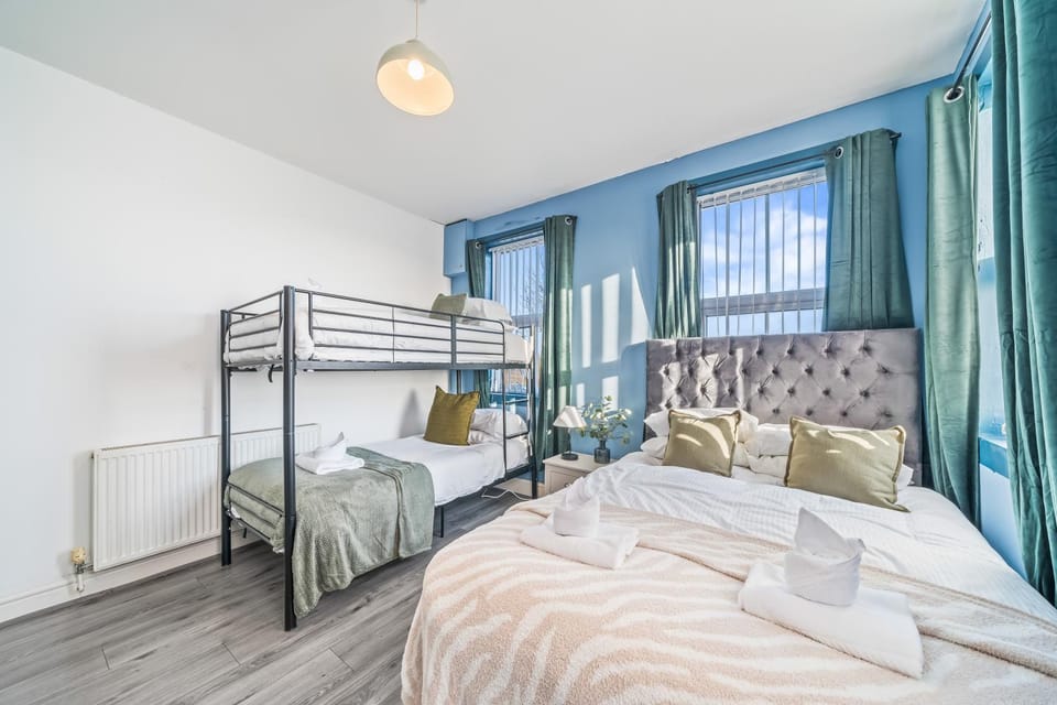 Bed, Bedroom, bunk bed, towels