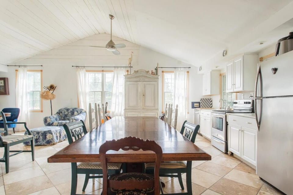 Southampton Village, 2 Fireplaces, Walk to All House in Water Mill