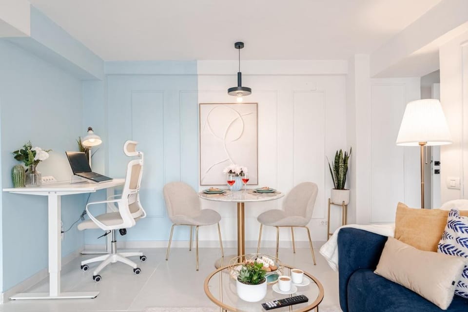 Walk Everywhere - 2x2m Bed - Dedicated Workspace Apartment in Bucharest