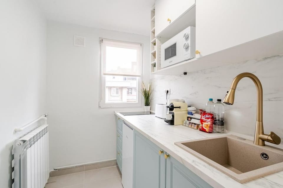 Walk Everywhere - 2x2m Bed - Dedicated Workspace Apartment in Bucharest