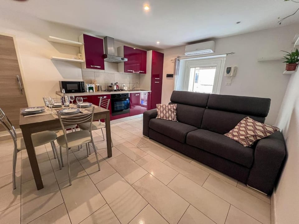 Kitchen or kitchenette, Living room, Seating area, Dining area, oven, pet friendly, stove