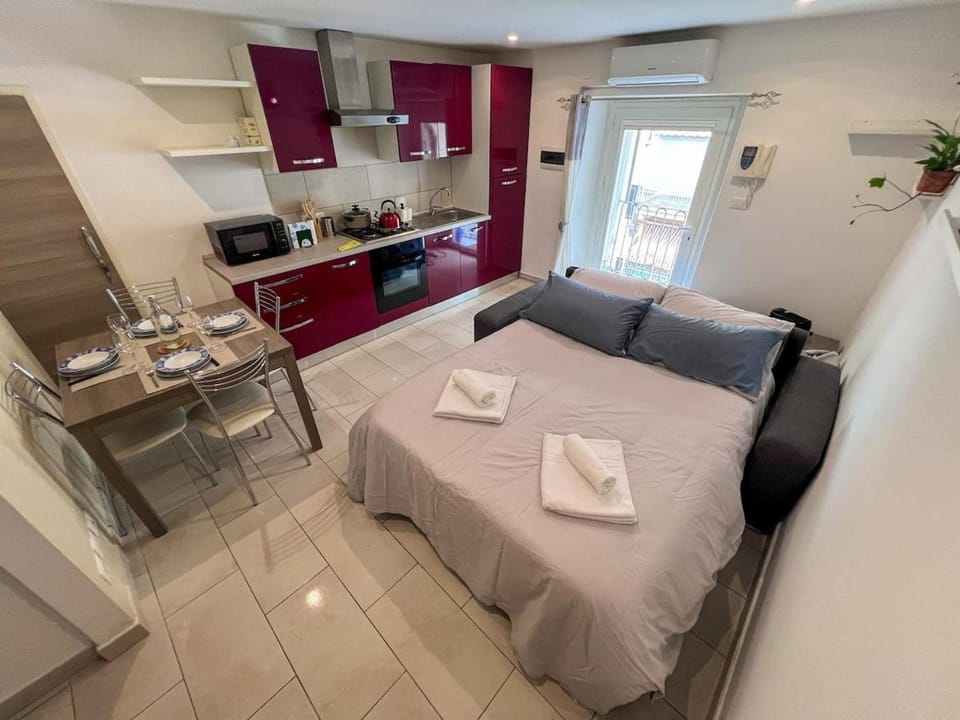 Bed, Kitchen or kitchenette, Living room, Dining area, oven, stove