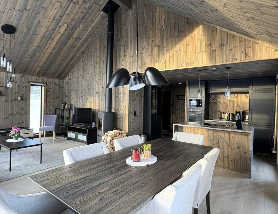 TV and multimedia, Kitchen or kitchenette, Living room, Dining area, stove