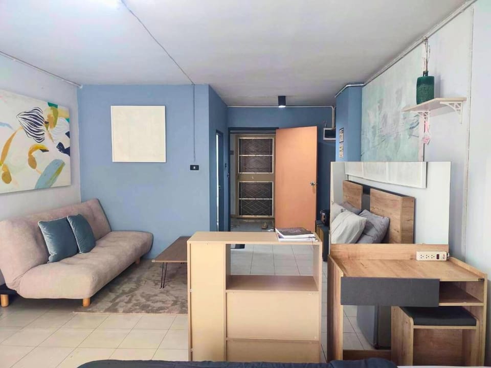 Photo of the whole room, Seating area