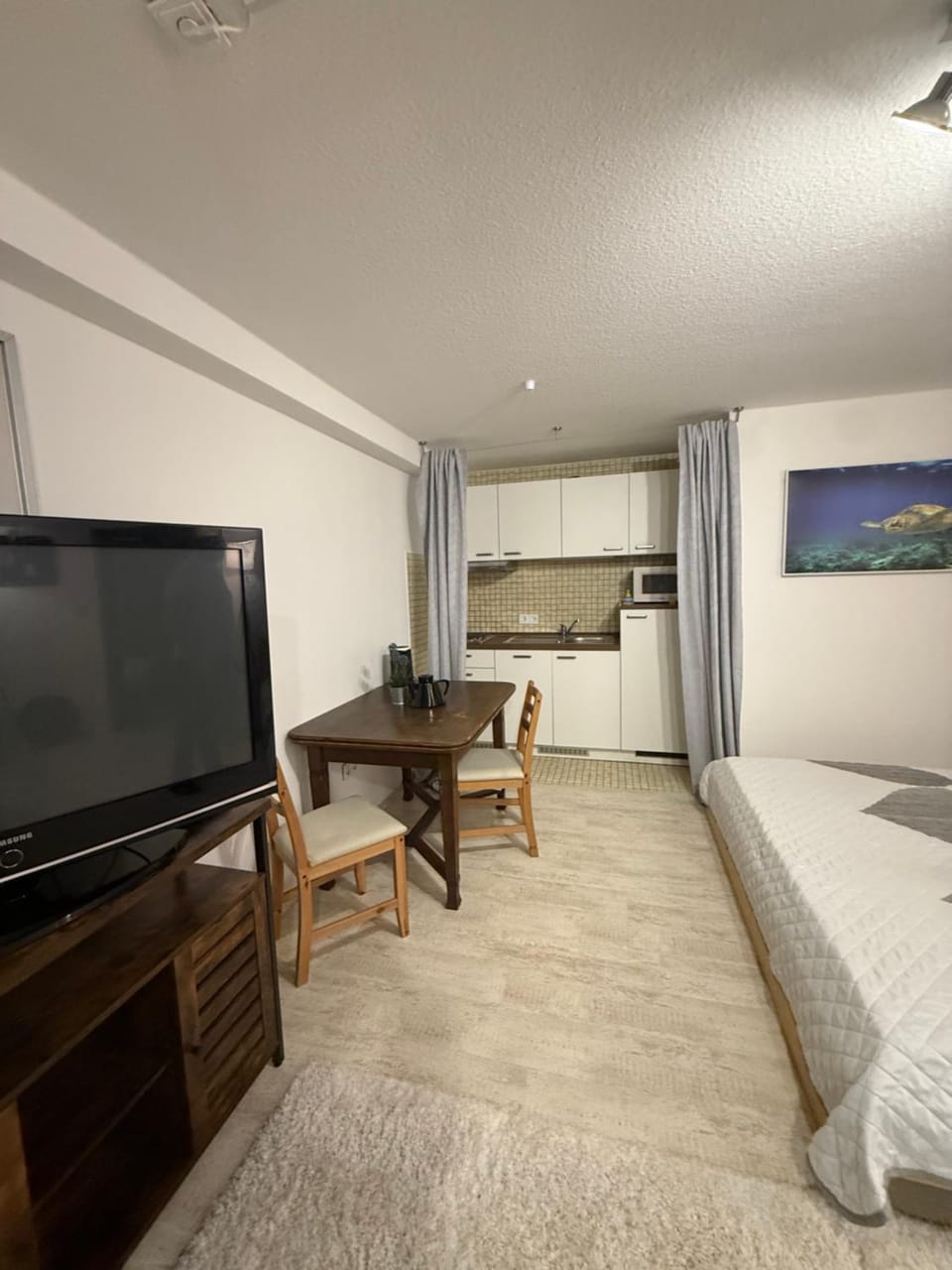 Bed, TV and multimedia, Living room, Photo of the whole room, Seating area