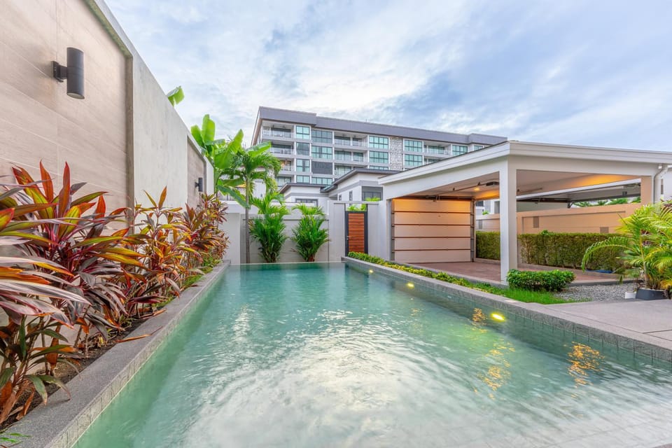 Property building, Garden view, Pool view, Swimming pool