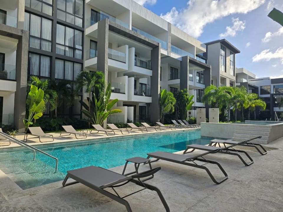 Property building, Swimming pool, sunbed