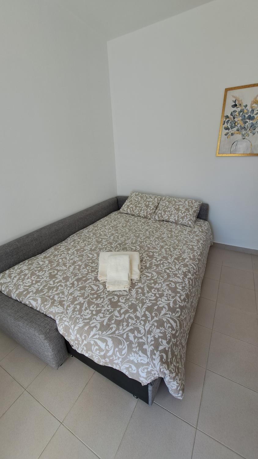 Communal lounge/ TV room, Bed, People, Living room, Photo of the whole room, older children, group of guests