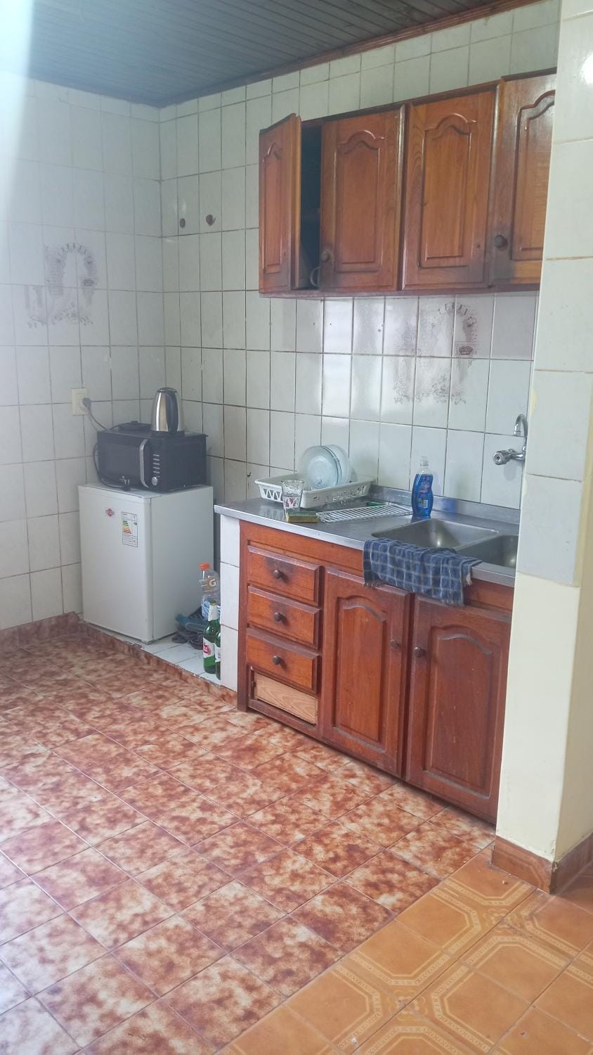 Kitchen or kitchenette, minibar