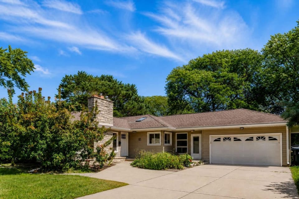 Family Retreat - 4 Bed 3 Bath Fireplace & Fun House in Fond du Lac