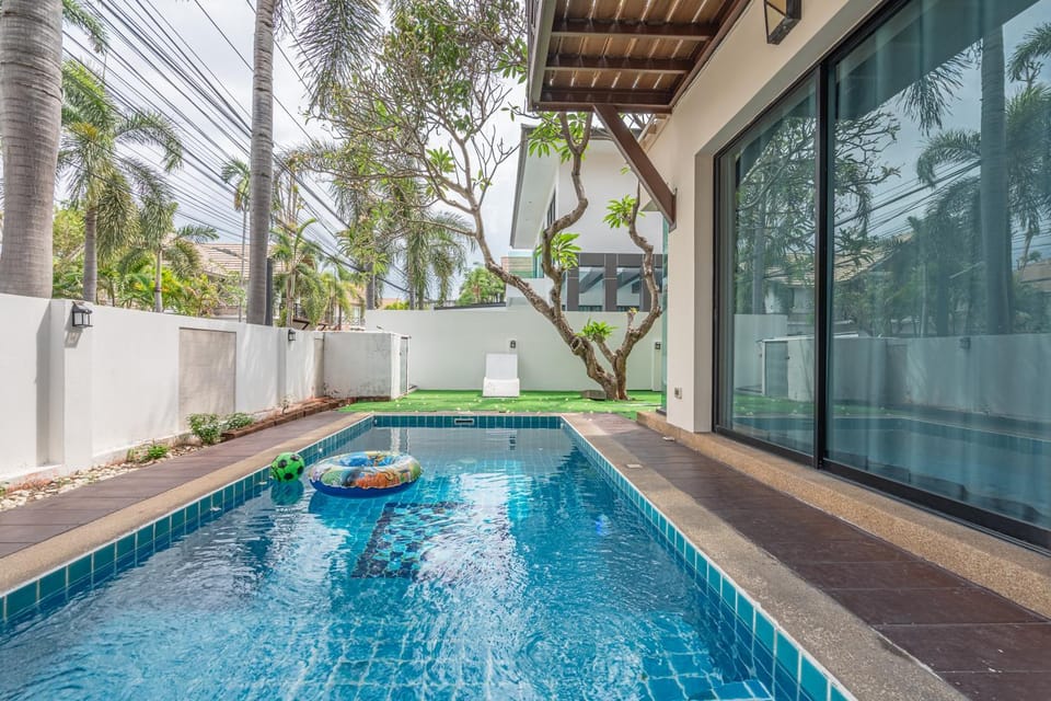 Patio, Day, Garden, Garden view, Pool view, Swimming pool, sunbed