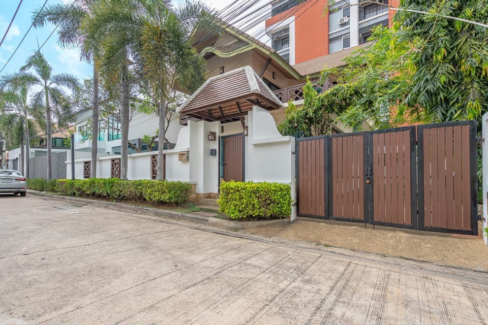 Property building, Day, Neighbourhood, Garden, Garden view, Street view