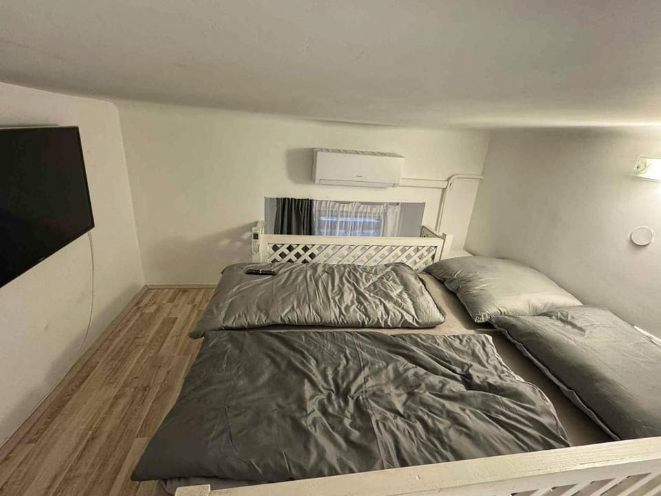 Bed, TV and multimedia, Bedroom, air conditioner
