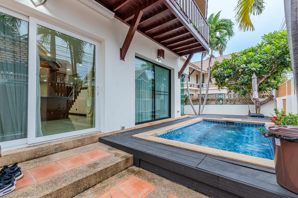Property building, View (from property/room), Balcony/Terrace