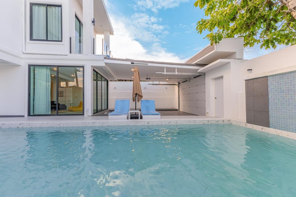Property building, Day, Pool view, Swimming pool
