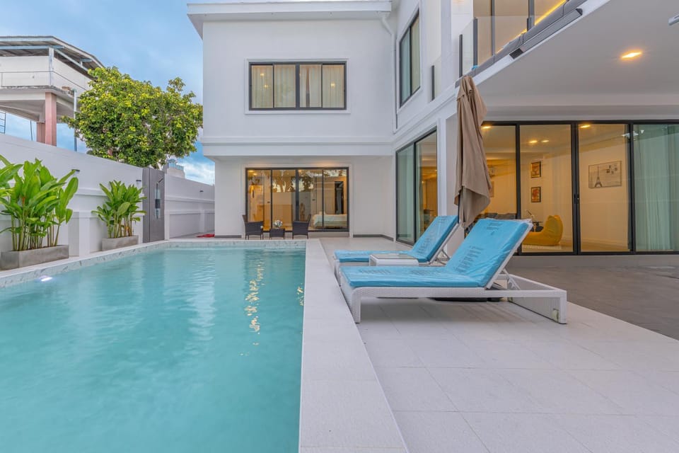 Property building, Patio, Pool view, Swimming pool, sunbed