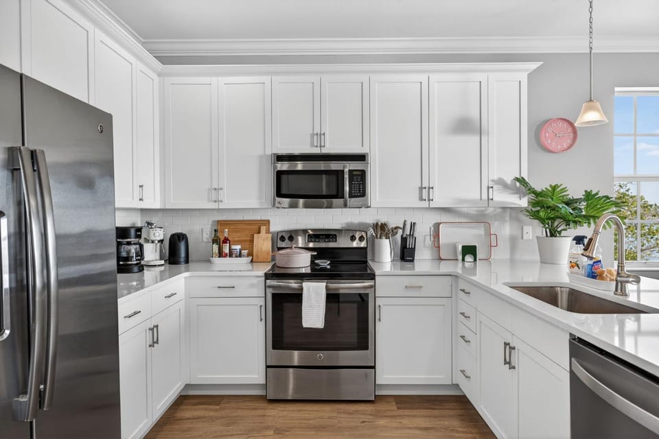 Coffee/tea facilities, dishwasher, oven, stove, toaster