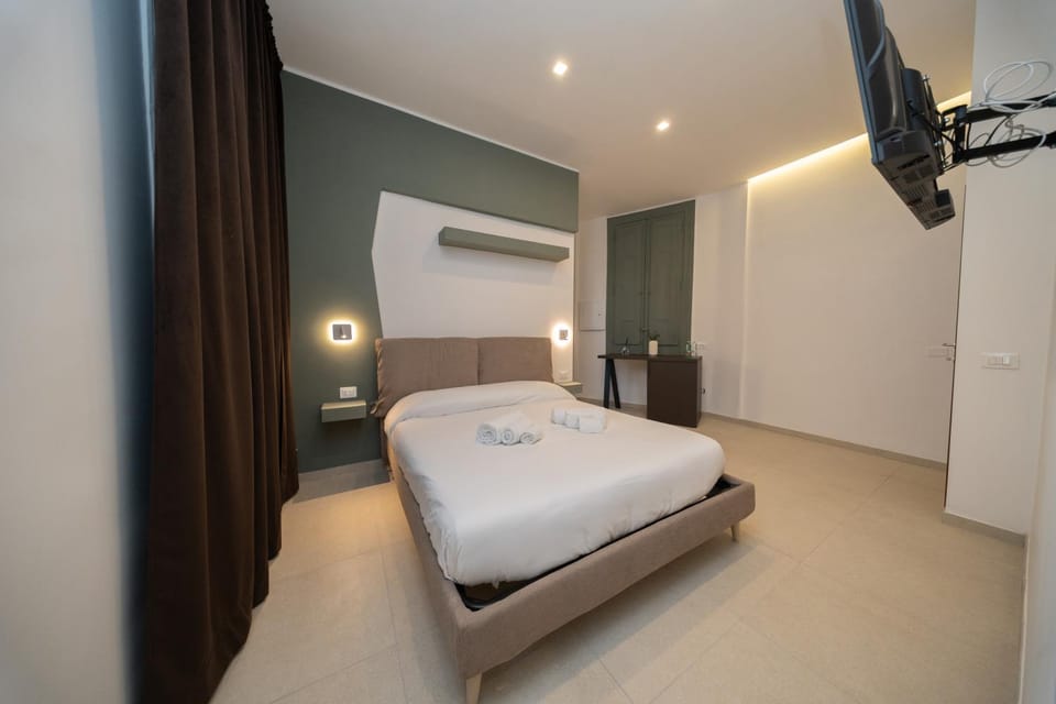 Bed, TV and multimedia, Photo of the whole room, Bedroom, wardrobe, air conditioner