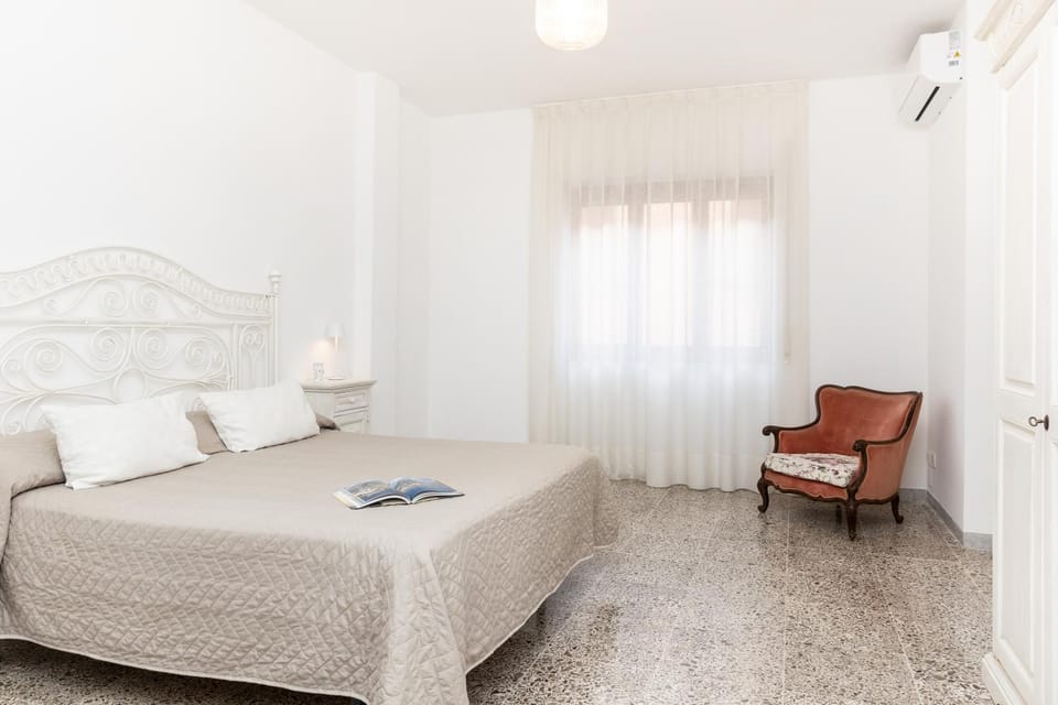 Bed, Living room, Photo of the whole room, Bedroom, air conditioner