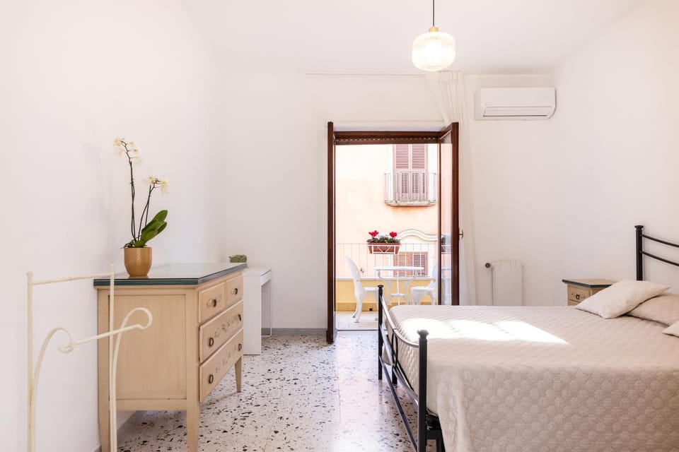 Bed, Living room, Photo of the whole room, Seating area, Bedroom, air conditioner